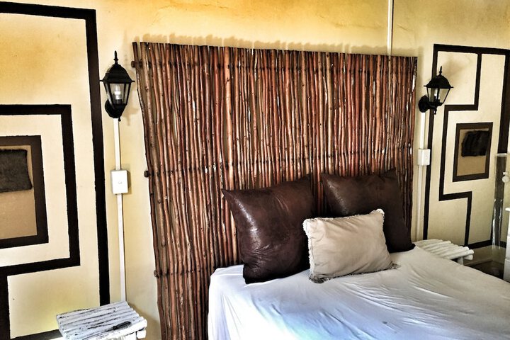 Room 4 of 8