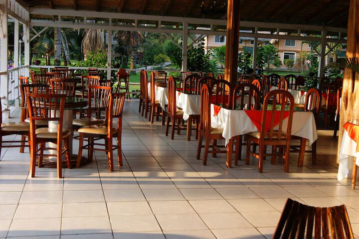 Dining 4 of 8