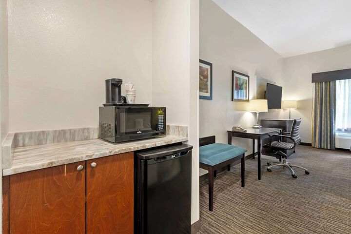 1 King Bed Microwave and Refrigerator Full Breakfast (1 of 14)
