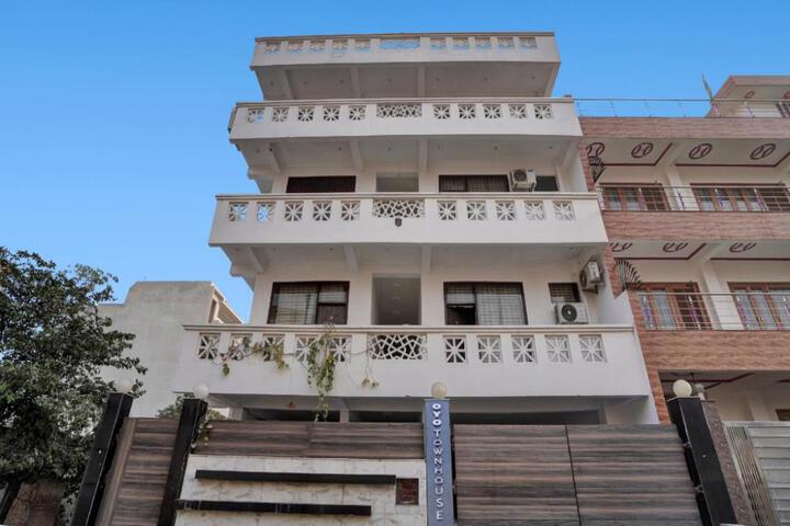 Collection O Samira Residency Near Botanic Garden of Indian Republic