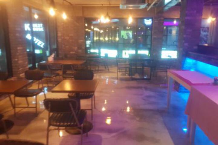 Lounge 7 of 53