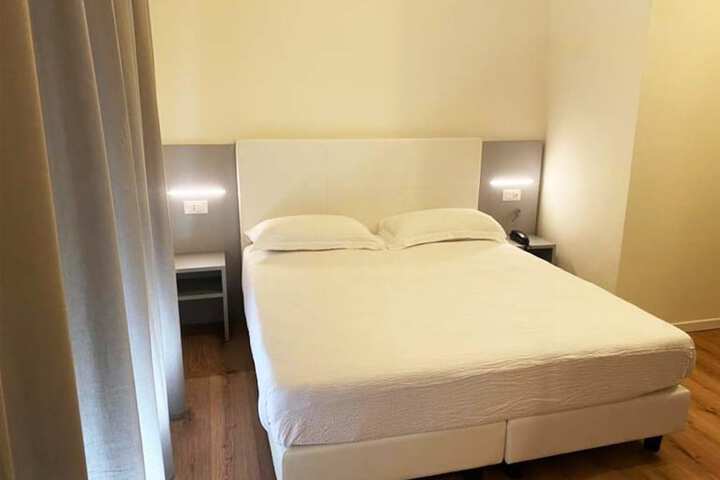 Room 7 of 80