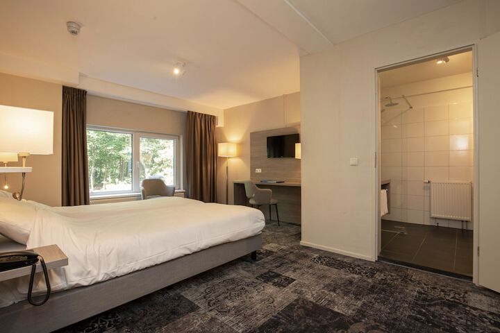 Room 8 of 34