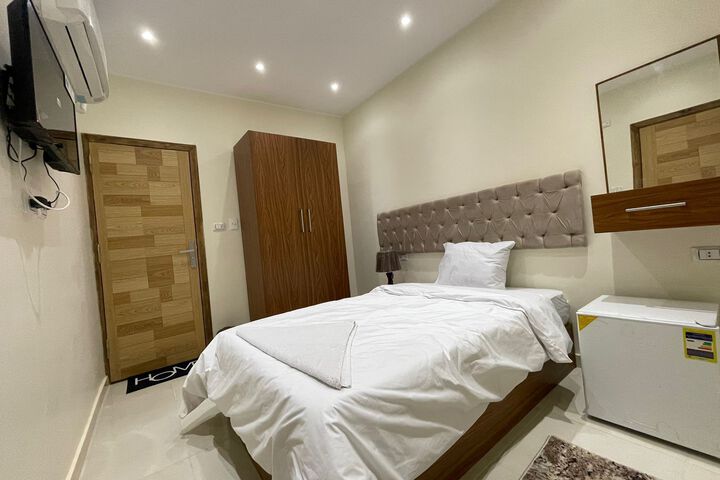 Room 14 of 18