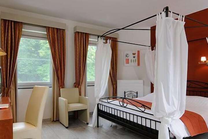 Room 2 of 40