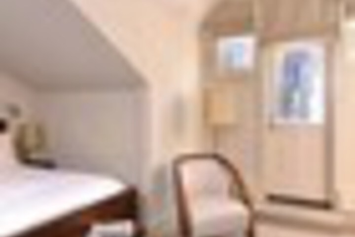 Room 83 of 279