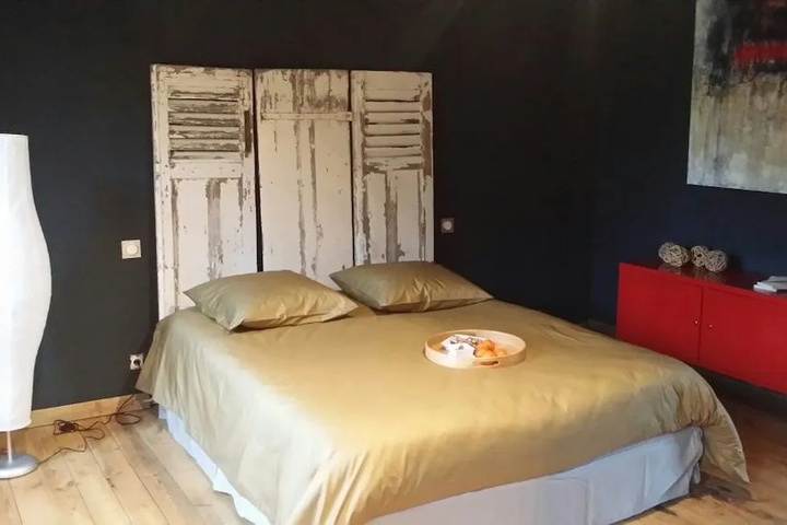 Room 4 of 8