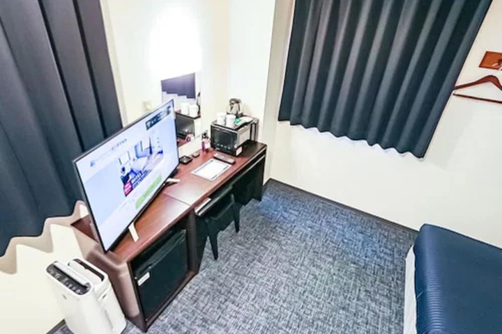 Room 11 of 16