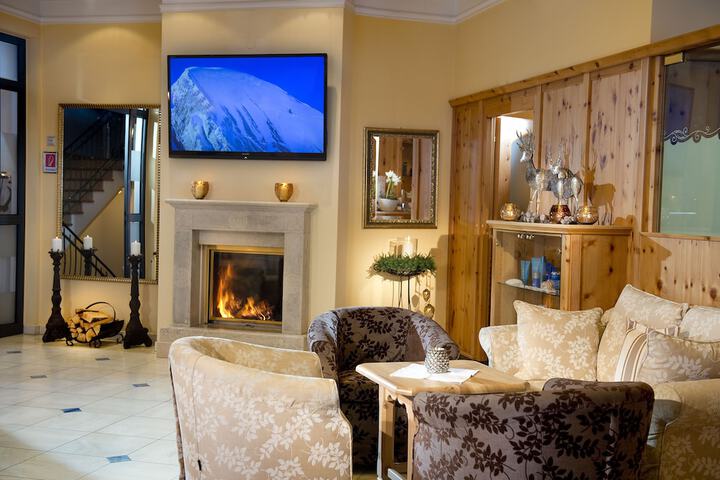 Lobby lounge