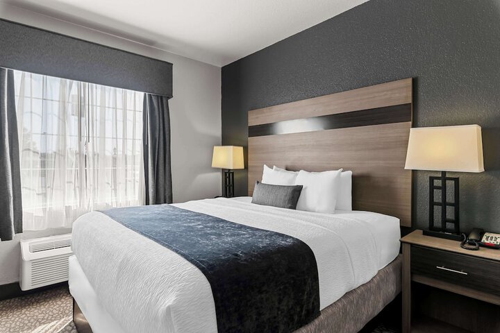 1 King Bed High Speed Internet Micrwave Refridgerator Coffee Maker Full Breakfast (22 of 27)