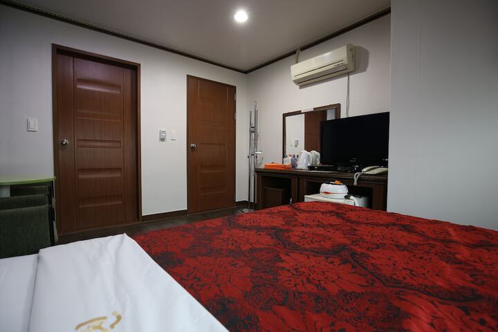 Room 25 of 53