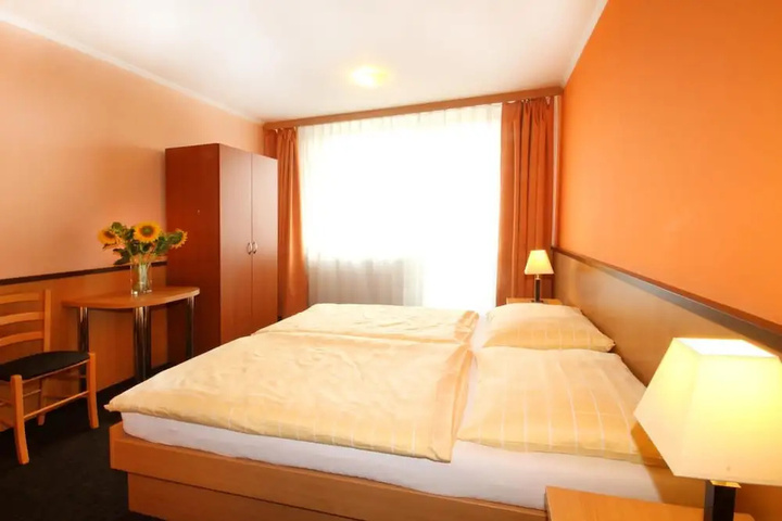 Room 5 of 12
