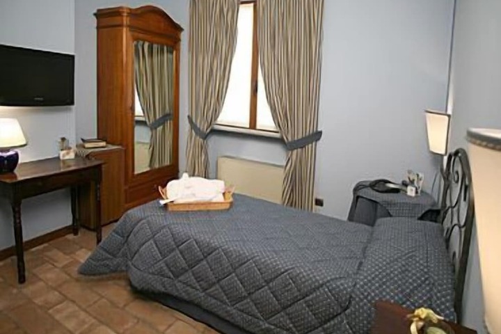 Room 10 of 35