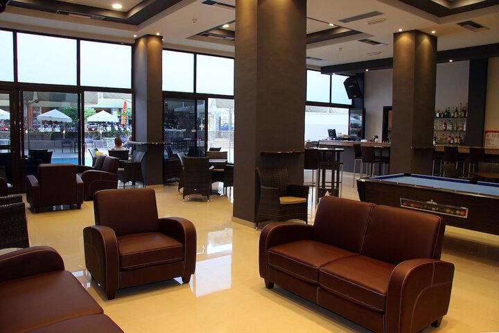 Lounge 43 of 58