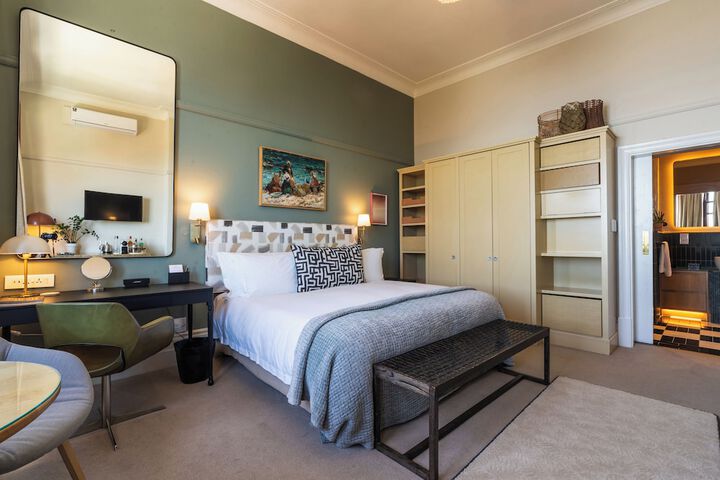 Room 16 of 176