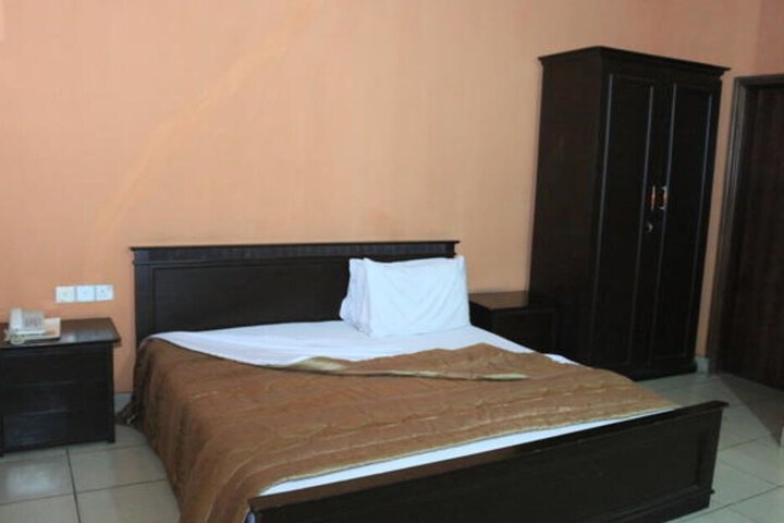 Room 2 of 33