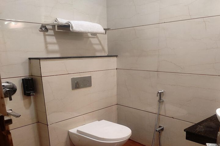 Room 4 of 7
