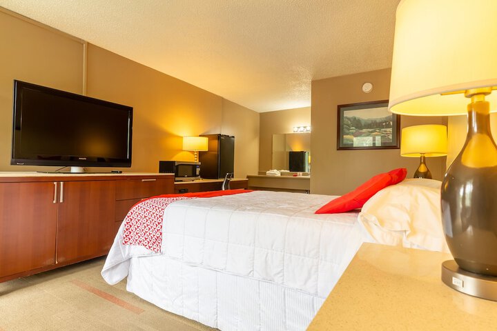 1 King Bed (6 of 8)