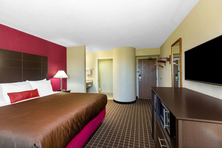1 King Bed (1 of 6)