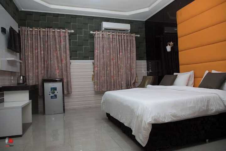 Room 28 of 76