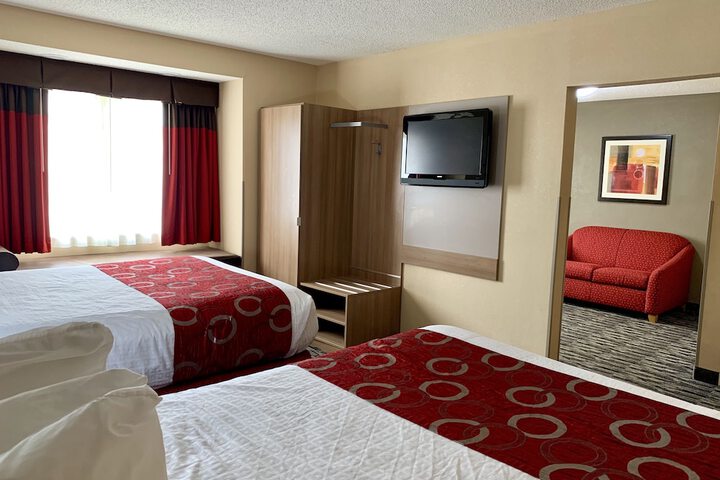1 Queen Bed (3 of 13)