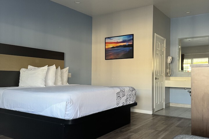 1 King Bed (8 of 22)