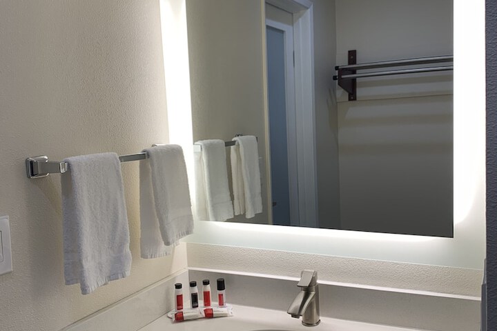 1 Queen Bed | Mob Accessible Roll in Shower Micfridg (22 of 25)