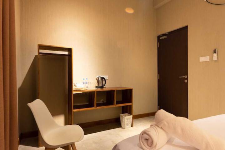 Room 5 of 16