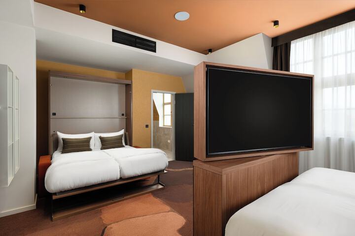 Room 18 of 170