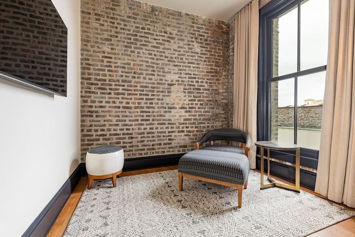 Room 40 of 341