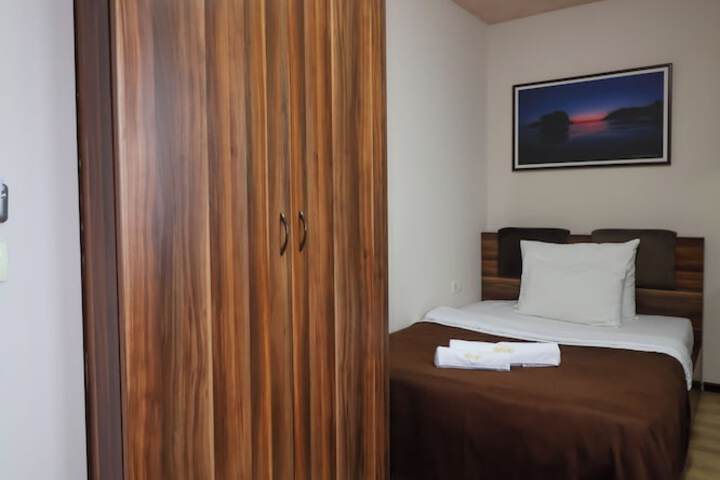 Room 6 of 98