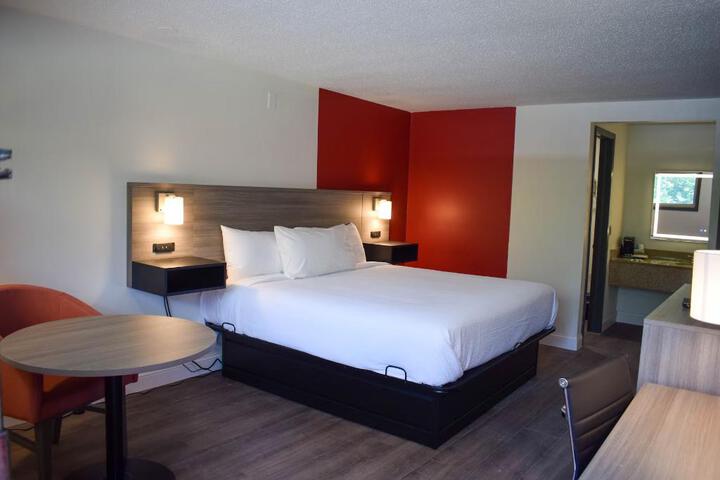 1 King Bed Deluxe Room (3 of 10)