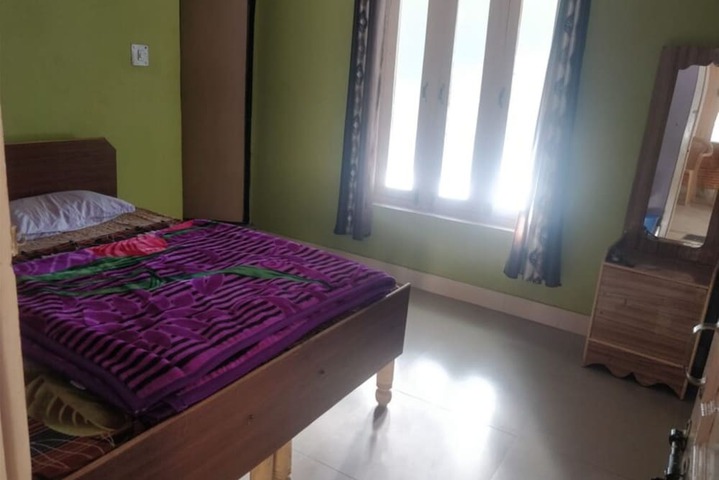 Room 4 of 16