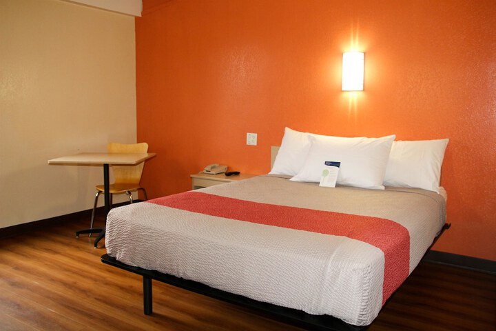 1 Queen Bed (4 of 4)