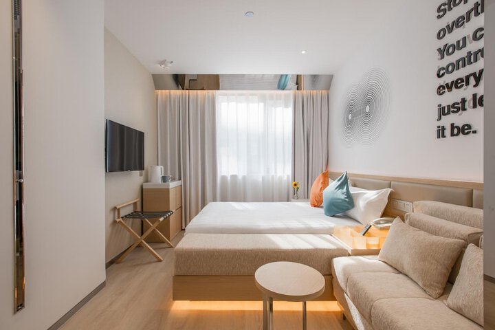 Room 11 of 33