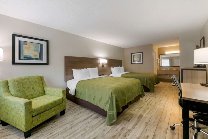 1 Queen Bed Accessible (8 of 16)