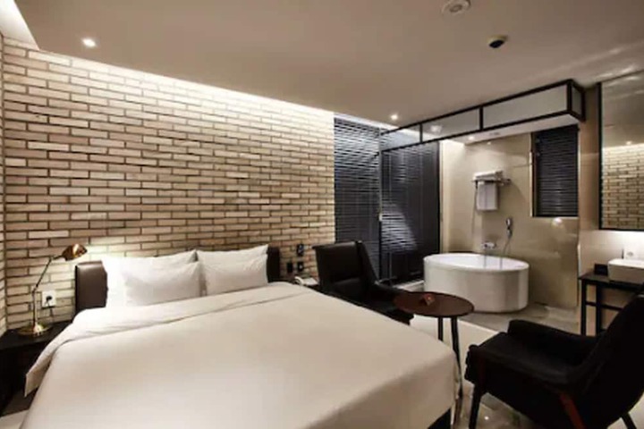 Room 26 of 87