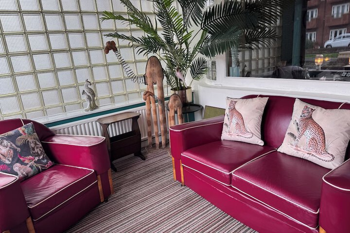 Lounge 79 of 99