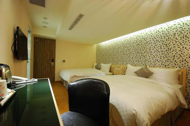 Room 6 of 25