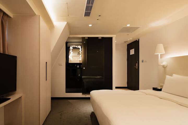 Room 16 of 40