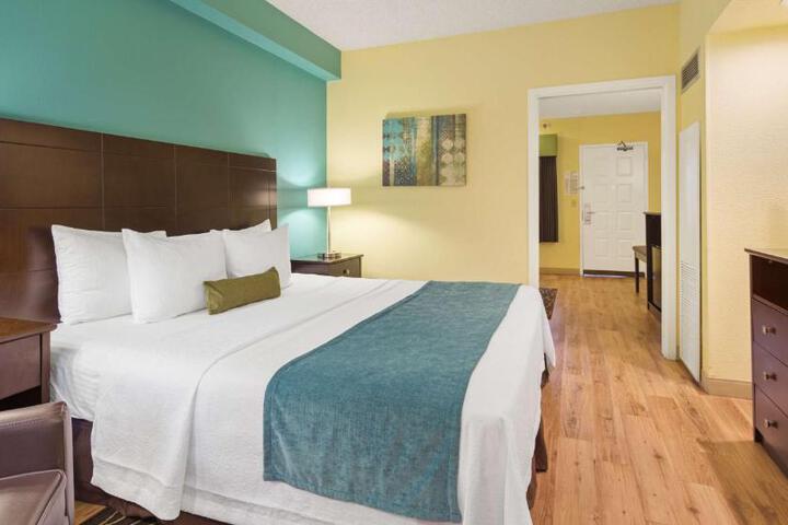 Suite 1 King Bed Mobility Accessible Roll in Shower Sofa Bed Full Breakfast (15 of 23)