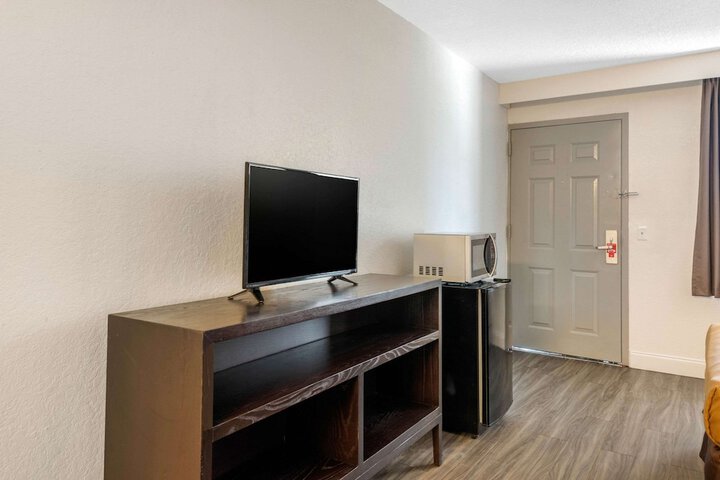 2 Double Beds (8 of 8)