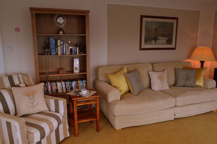 Lounge 23 of 38