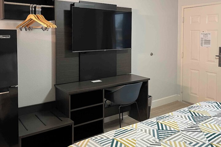 Room 6 of 16