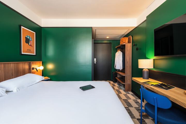 Room 10 of 16