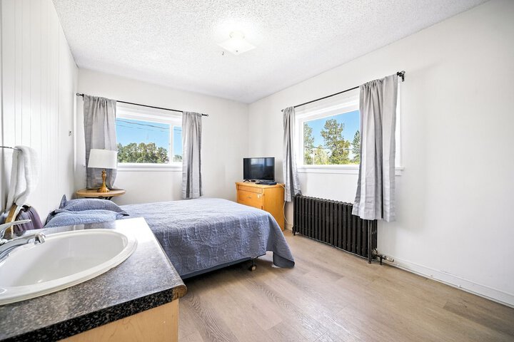 Room 5 of 12