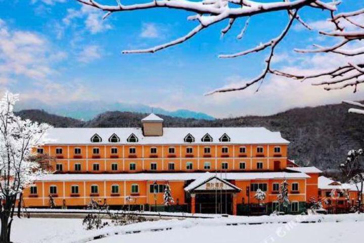 Xiling Snow Mountain Maple Leaf Hotel
