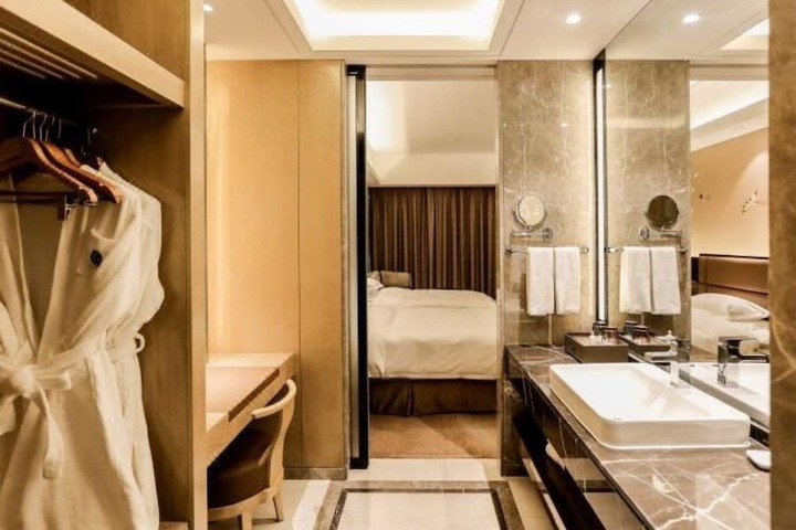 Room 32 of 46