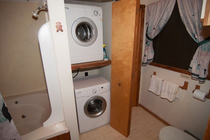 Room 6 of 9