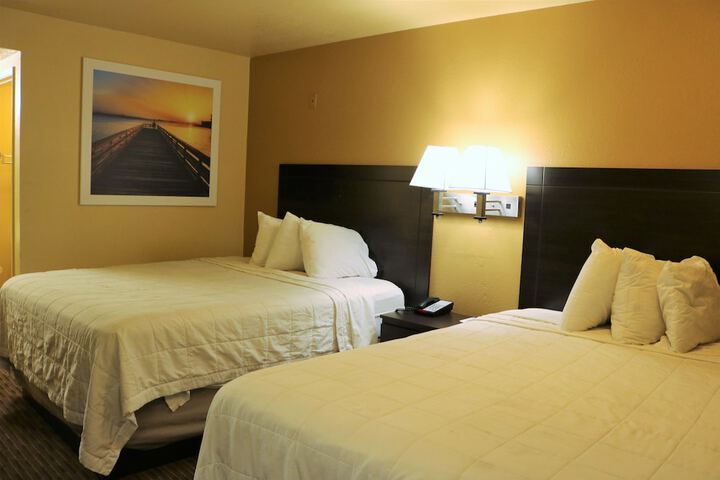 1 Queen Bed (7 of 12)